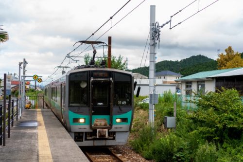 El tren de Obama Line se dirige a la playa cerca de Kyoto.