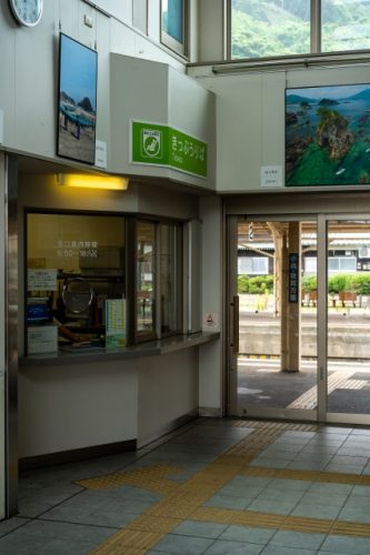 Justo al lado de la oficina de boletos se encuentra la Oficina de Turismo de Takahama, visitando algunas guías del área o recomendaciones adicionales.