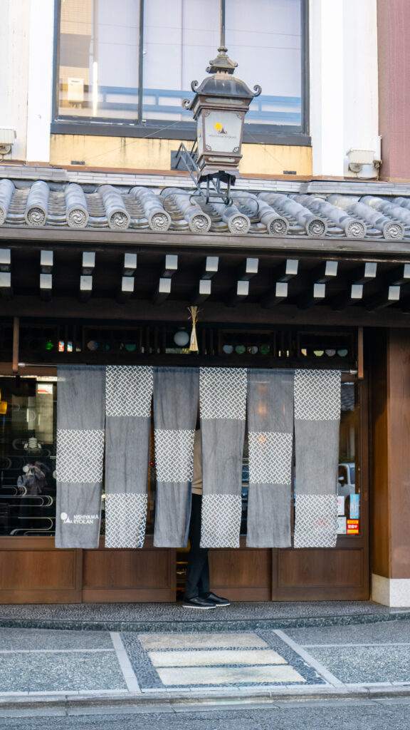 La entrada de un establecimiento japonés con los noren
