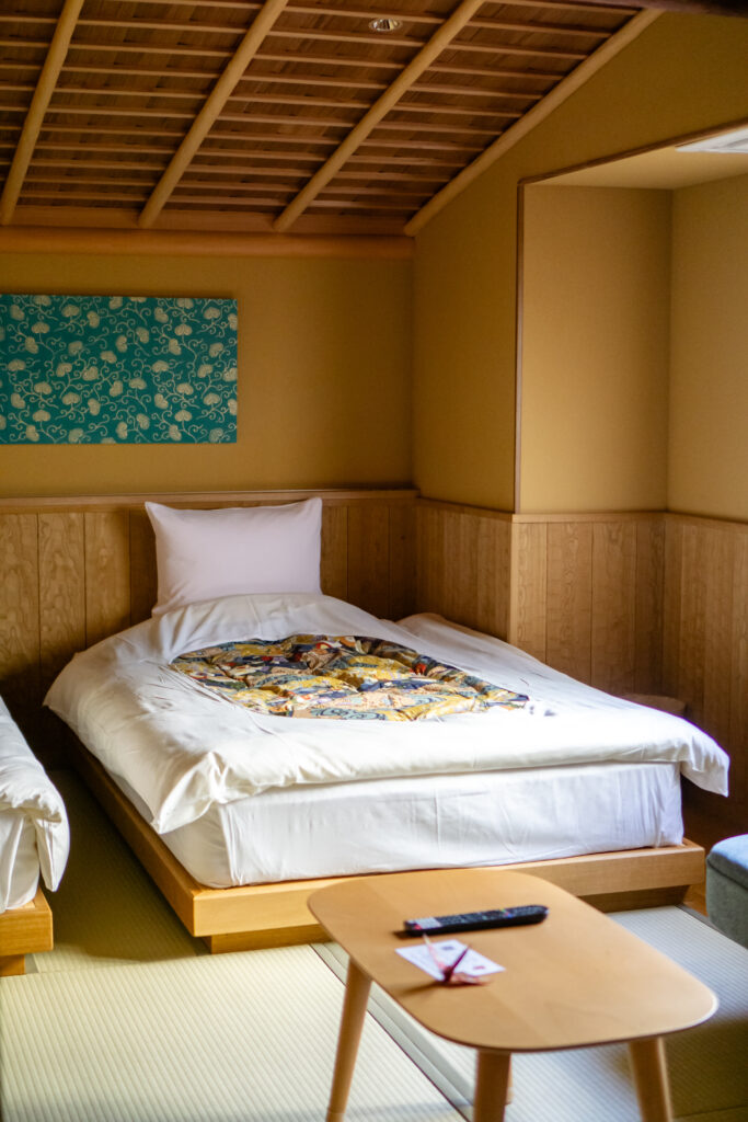Una cama en una habitación del NISHIYAMA RYOKAN