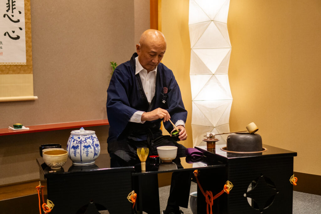 El antiguo dueño del NISHIYAMA RYOKAN haciendo la ceremonia del té