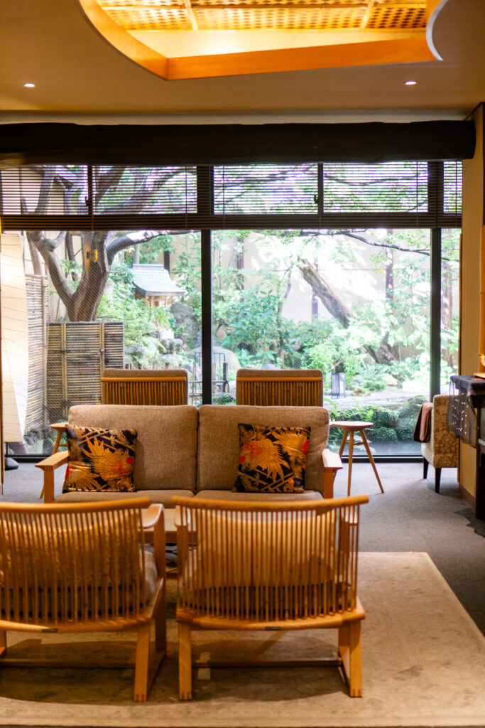 La entrada del NISHIYAMA RYOKAN