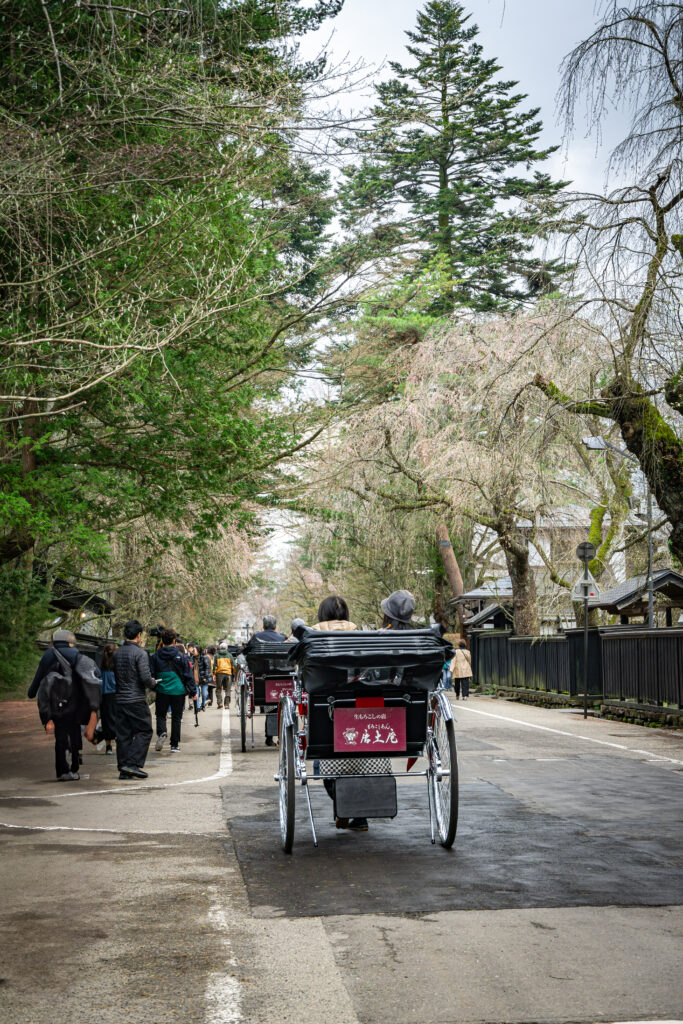 Un rickshaw paseando en la calle samurai de Kakunodate