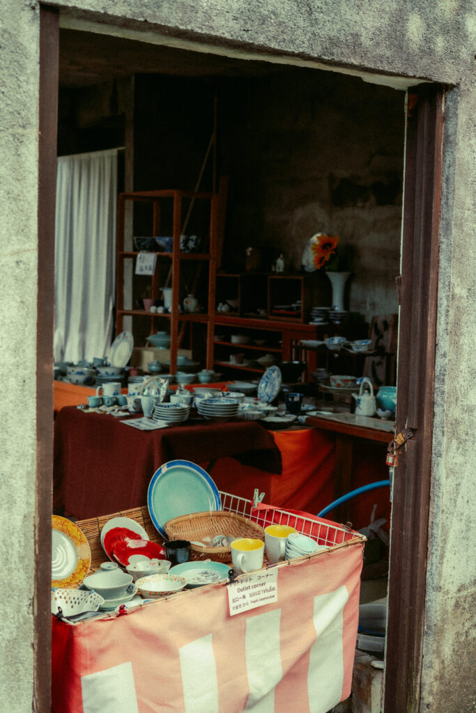 Una tienda de productos de porcelana en Arita y Okawachiyama