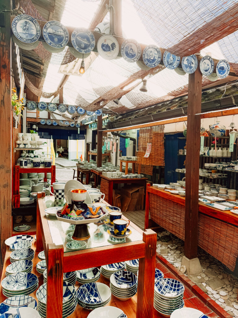 Una tienda de productos de porcelana en Arita y Okawachiyama 