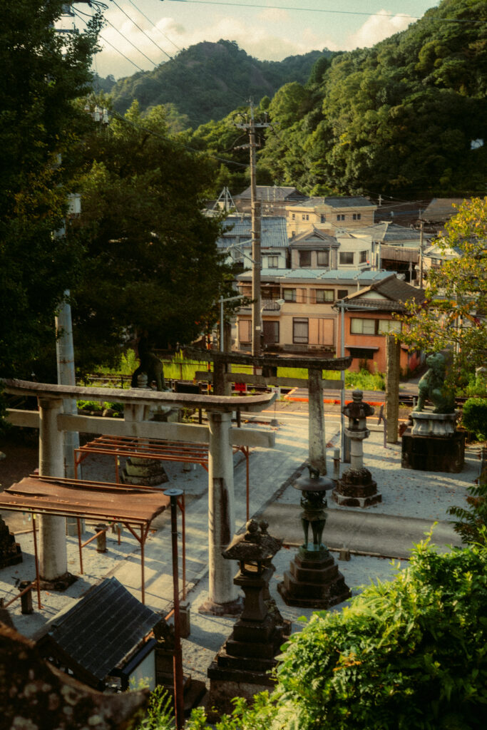 un conjunto de toriis en frente de la línea JR Sasebo