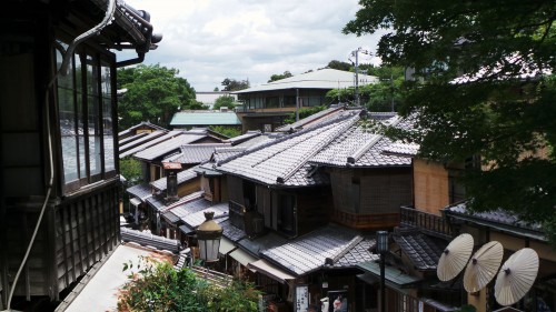 Vue sur les toits d'Higashiyama dans les escaliers de Sannenzaka à Kyoto