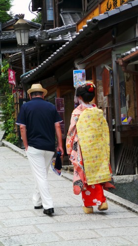 Geisha croisée dans le quartier historique d'Higashiyama à Kyoto  à Kyoto