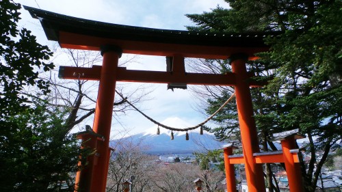 Mont Fuji vu à travers le torii du sanctuaire Arakura Sengen