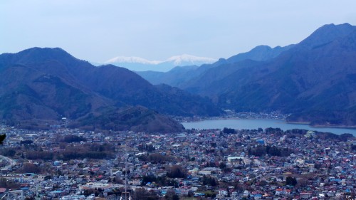 Vue sur le lac Kawaguchi avec les alpes japonaises au fond