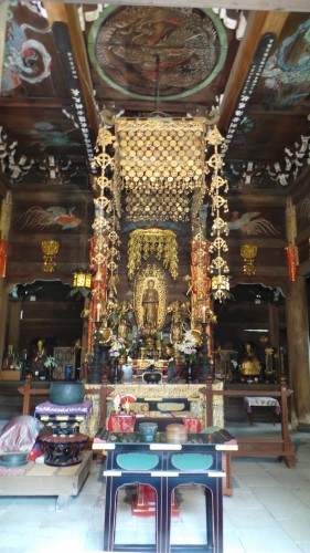 Vue de l'intérieur du Shido, autel couvert du temple Eishō-ji à Kamakura