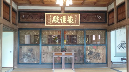 Intérieur d'un des édifices du temple Kaizo-ji
