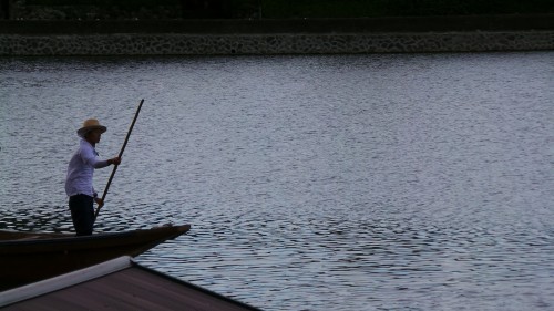 Conducteur de bateau sur la rivière Katsura