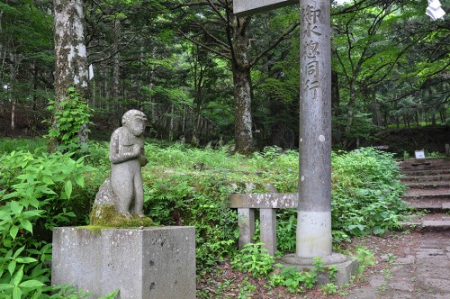Temples et panneaux explicatifs le long de la piste Yoshida, le sentier de randonnée au pied du mont Fuji