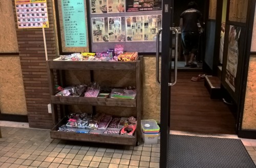 Stand de bonbons à l'entrée de Tsuchi botaru, un bon restaurant d'okonomiyaki près de Tokyo 
