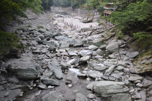 Baignade dans la rivière Iya sur l'île de shikoku au Japon