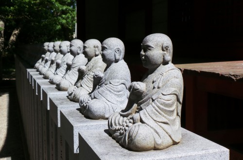 Statues de Bouddha au Yakuo-in Daishi-do du temple Yakuo-in au mont Takao