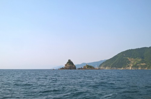 Bateau dans la baie de Dôgashima sur la péninsule Izu.