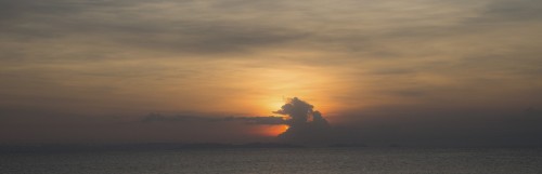 Panorama d'un coucher de soleil spectaculaire sur l'île principale d'Okinawa