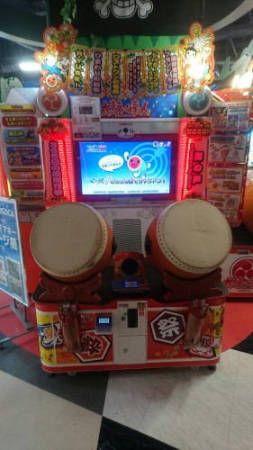 Présentation d'une salle d'arcade au Japon : les jeux de rythmes.