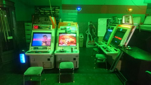 Présentation d'une salle d'arcade au Japon : les jeux de combats.