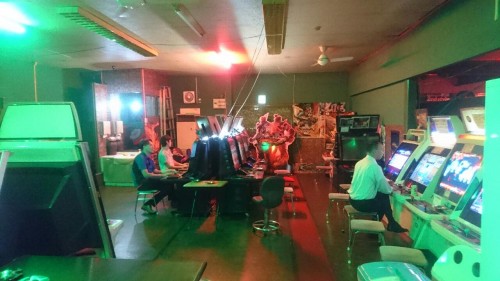 Présentation d'une salle d'arcade au Japon : les jeux de combats.
