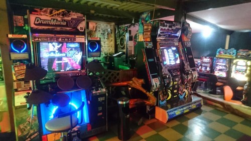 Présentation d'une salle d'arcade au Japon : les jeux de rythmes.