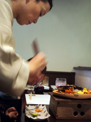 Service traditionnel dans un restaurant de saumon à Murakami, préfecture de Niigata, Japon.