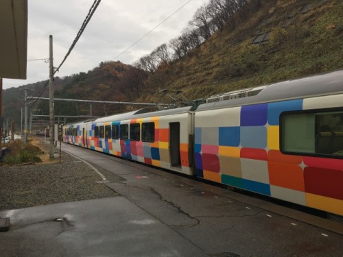 Le train coloré de la ligne KiraKira Uestu pour se rendre à Murakami, Niigata, Japon.