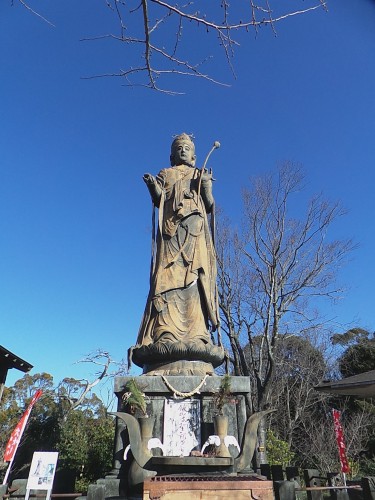 a 16 meter statue of Kanzan-ji-dai-kanon (Bodhisattva of compassion) protects the Hamana-ko lake.