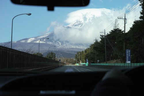 We can see Mount Fuji from a car window