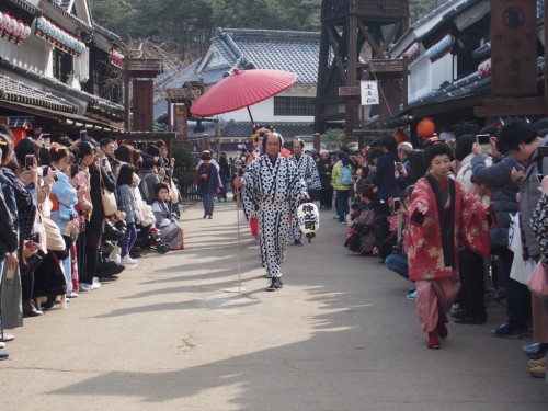 La procession des courtisanes Oiran à Nikko Edomura