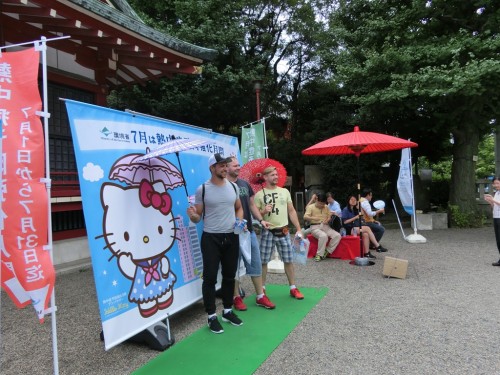 photo call avec hello kitty pour prévenir de la vague de chaleur au Japon