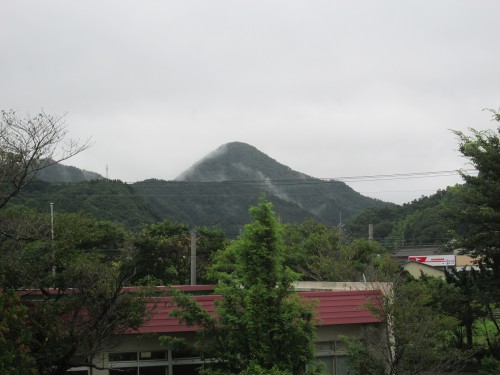 Le vue sur les montagne depuis l'hôtel dans un collège à Murakami, Niigata