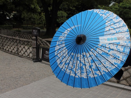 Un des parasols du Jardin Hamarikyu pendant l'été au Japon 