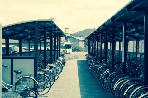 La gare de Wakasa Takahama : les abris à vélos