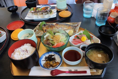 La cuisine locale de Wakasa Takahama avec les sushis de maquereau et le fugu