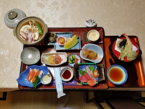 Diner dans une auberge Minshuku dans le village de Yamakoshi dans la préfecture de Niigata