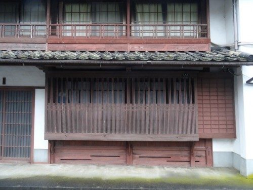 Une claustra koushi devant les fenêtres d'une ancienne maison.