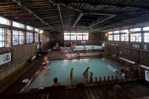 Le grand bain mixte de Sukayu Onsen, dans la ville d'Aomori, préfecture d'Aomori, Japon