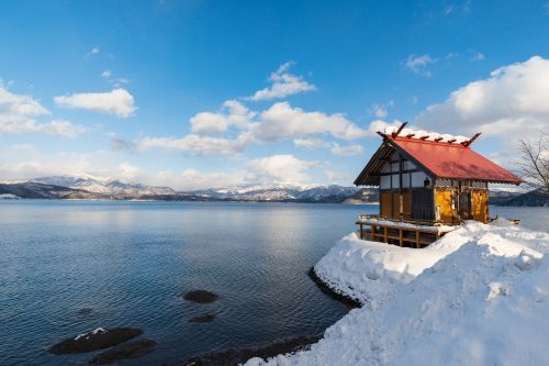 Petit sanctuaire de Kansagu dans la neige au bord du lac Tazawako, Akita, Japon