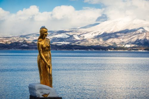 Statue dorée de Tatsuko trônant au bord du lac Tazawako, Akita, Japon