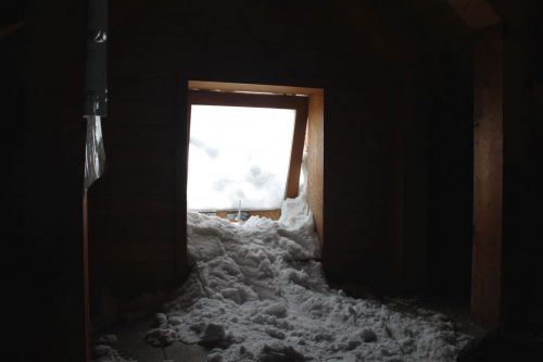 Asahidake, Hokkaido : la neige entre dans le refuge par une petite fenêtre