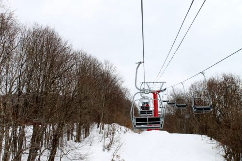 Télésiège de la station de ski Kamui Ski Links, sur le mont Kamui à Asahikawa, Hokkaido, Japon