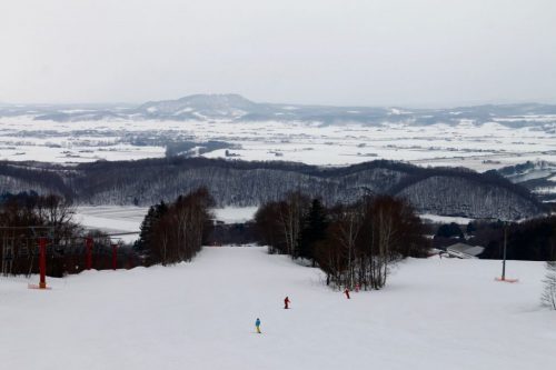 Vue panoramique sur les pistes de ski de la station Kamui Ski Links, sur le mont Kamui à Asahikawa, Hokkaido, Japon