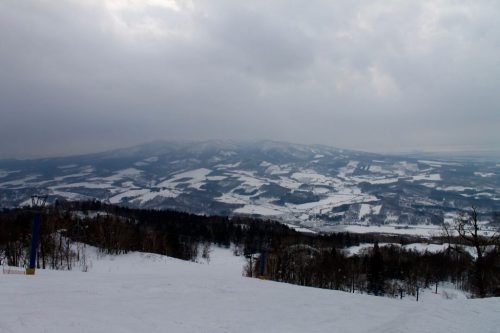 Vue panoramique sur les pistes de ski de la station Kamui Ski Links, sur le mont Kamui à Asahikawa, Hokkaido, Japon