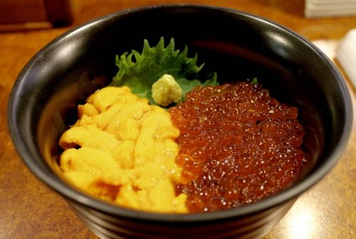 Asahikawa, Hokkaido : oursins et œufs de saumon au restaurant de fruits de mer Oofune