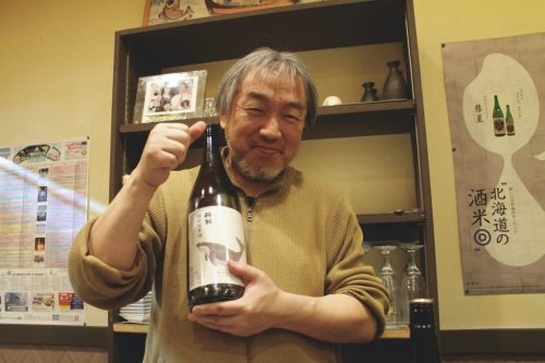 Asahikawa, Hokkaido : le propriétaire du bar Ikoma tenant une bouteille de saké