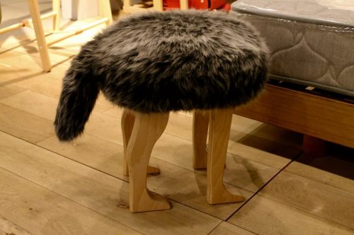 Tabouret en bois, design ressemblant à un animal avec une queue et quatre pattes, à l' Asahikawa Design Center, Hokkaido