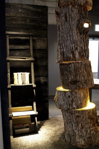 Mobilier design contemporain : lampe réalisée dans un tronc de chêne exposée à l' Asahikawa Design Center, Hokkaido